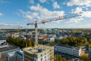T-Nosturitalon torninosturit Oulun keskustassa syyskuussa 2022.